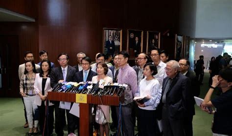 林郑出席立法会答問大會遭反對派議員搗亂 答問會暫停 香港商報