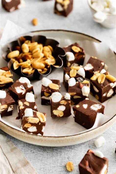 Easy Rocky Road Fudge Recipe A Farmgirls Dabbles