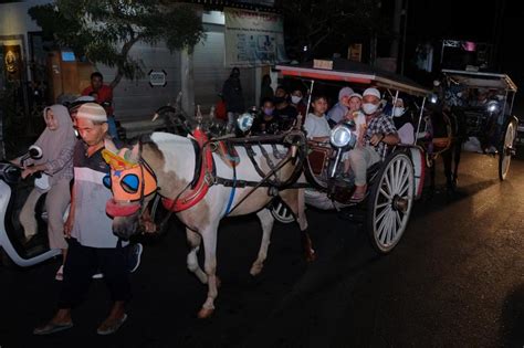 Potret Meriahnya Pawai Keliling Malam Takbiran Di Sejumlah Daerah