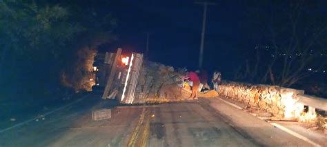 Caminh O Carregado De Laranjas Tomba Na Ba Entre Livramento E Rio