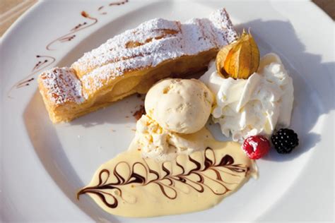 Strudel De Banana Sorvete De Creme E Azeite De Canela Doces E