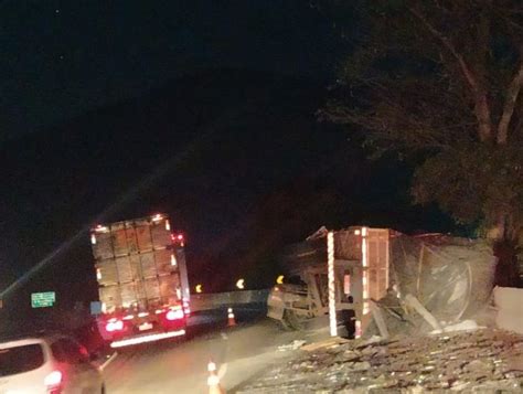 Carreta Carregada De Garrafas De Vidro Tomba Na Via Dutra Em Barra