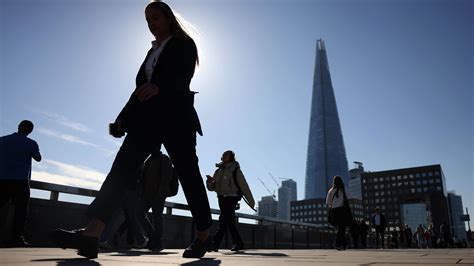 Demokracja jest w upadku? Polacy zaskakująco optymistyczni [SONDAŻ]