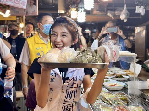 國民黨立委參選人李明璇不畏風雨市場掃街 熱情攤商送「凍蒜、好彩頭」 中華日報中華新聞雲