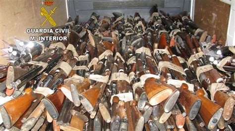 La Guardia Civil Reduce A Chatarra 880 Armas De Fuego