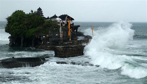 Nusabali Cuaca Buruk Wisatawan Tanah Lot Diminta Lebih Waspada