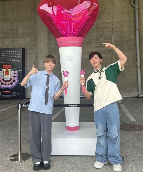 Sao Việt 14 8 Đức Phúc Erik đu idol tại Thái Lan MC Mai Ngọc diện bikini khoe body nuột nà