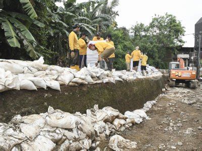 Perbaikan Tanggul Di Aliran Kali Cakung Antara Foto