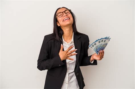 Mujer latina de negocios joven sosteniendo facturas café aislado sobre fondo blanco se ríe a