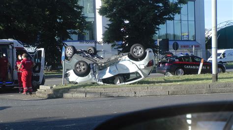 Cesano Boscone Incidente Allincrocio Della Nuova Vigevanese Due Auto