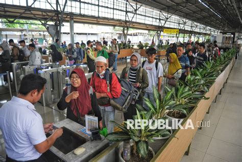 Libur Panjang Isra Miraj Dan Imlek Stasiun Senen Dipadati Penumpang