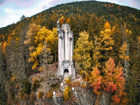 La Statue Du Christ Roi Aux Houches Vivre En Haute Savoie