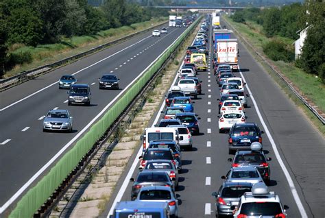 Jedva Se Kre Emo Kolona Na A U Smjeru Zagreba Sudarila Se Tri