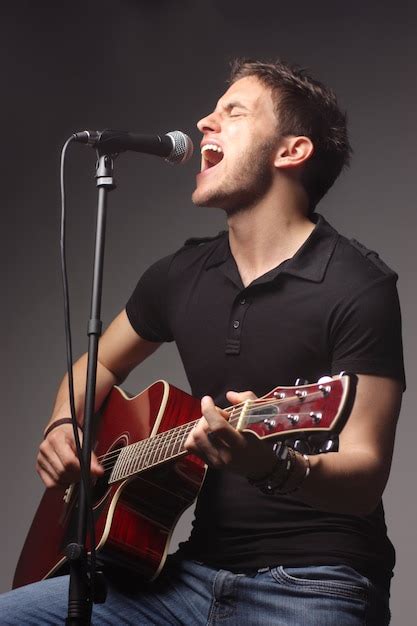 Hombre Cantando Y Tocando Una Guitarra Foto Premium