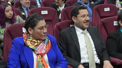 Martí Batres apoya a su hermana Lenia Batres Va a demostrar que puede