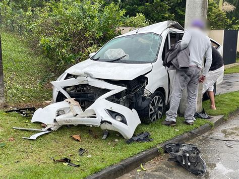 Carro Colide Em Poste No Centro De Pomerode Testo Not Cias