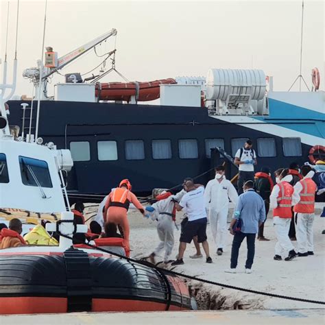 Maxisbarco A Lampedusa Soccorso Barcone Con 370 Migranti A Bordo