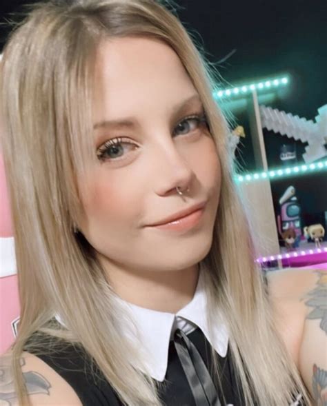 8 Hot Sexy BJean Bikini Pics