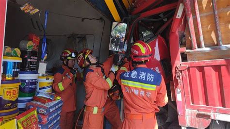 四川攀枝花：一大货车失控撞向街边商铺致2人被困 消防紧急救援 攀枝花 商铺 货车