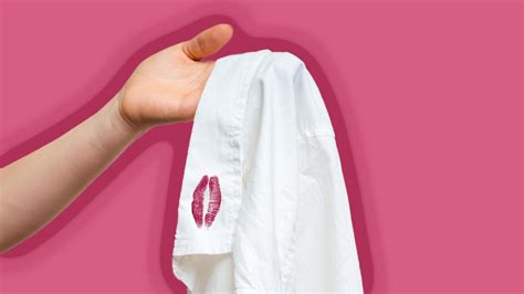 Dos trucos fáciles para quitar las manchas de labial de la ropa