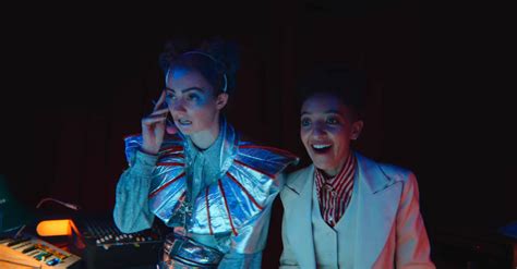 V fi Sex Education kaiken päättää tietenkin teinien scifipornoshow