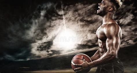 Hombre Joven Con La Bola Del Baloncesto Fotos De Stock Fotos