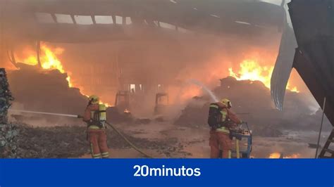 Extinguido El Incendio De La Planta De Reciclaje De Riba Roja Tras