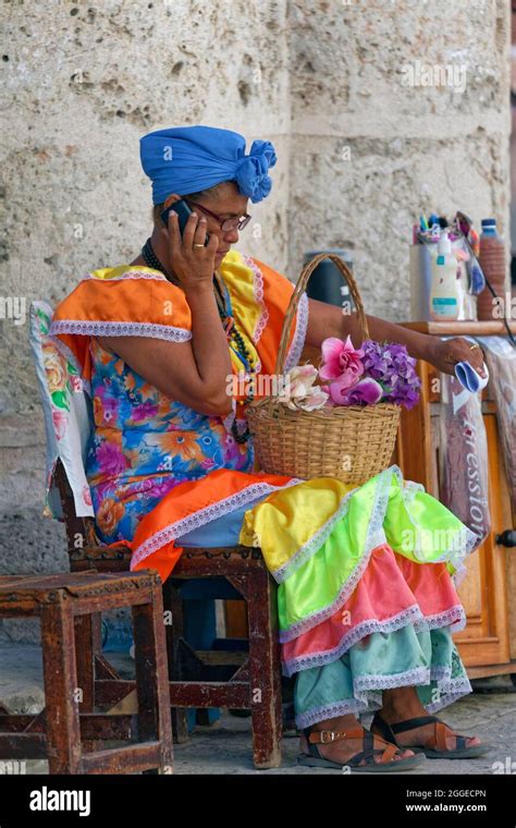 Femme Cubaine En Costume Traditionnel Banque De Photographies Et D