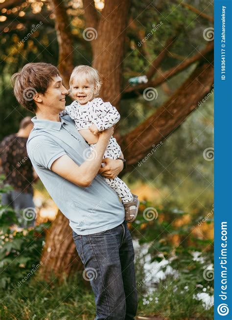 Feliz Padre Familiar E Hijo Caminando Por La Naturaleza Imagen De