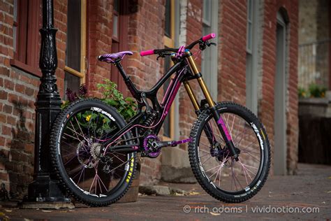 Santa Cruz V10 Carbon (via VitalMTB) | ACES 5050