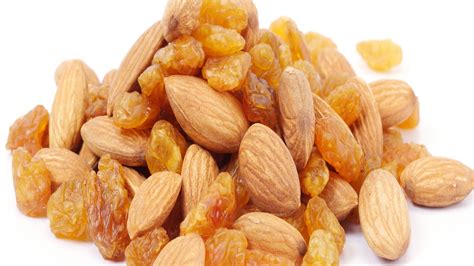 Eating Soaked Almonds With Soaked Raisins Benefits For Health Mt भीगे बादाम और भीगी किशमिश साथ