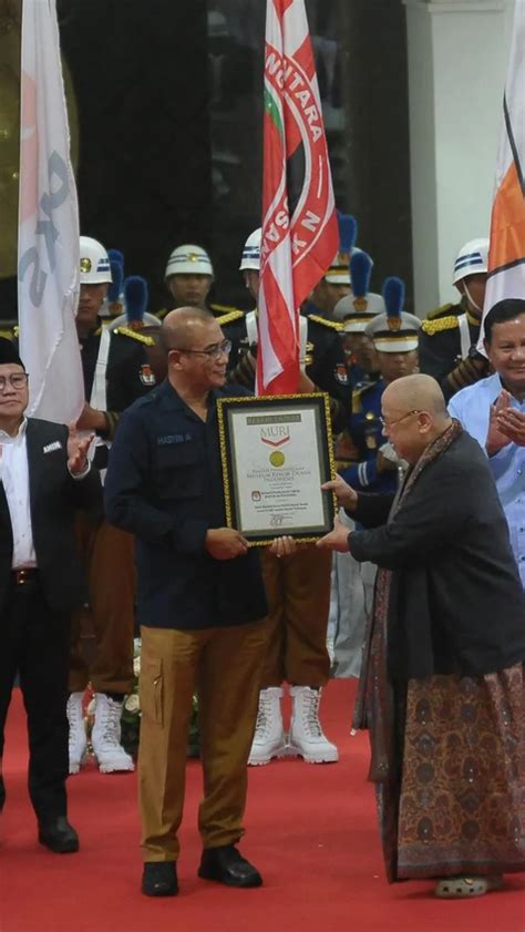 Foto Penghargaan Rekor Muri Warnai Deklarasi Kampanye Pemilu Damai