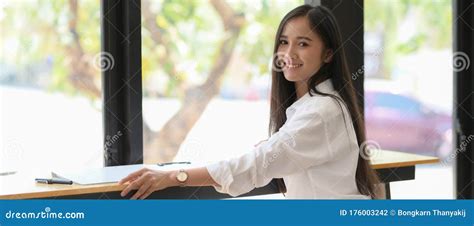 Imagen Recortada De Una Joven Estudiante Universitaria Sonriente