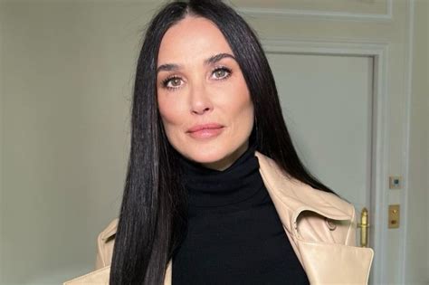 Demi Moore ans fait une séance photo en bikini avec sa petite fille qui vient de naître