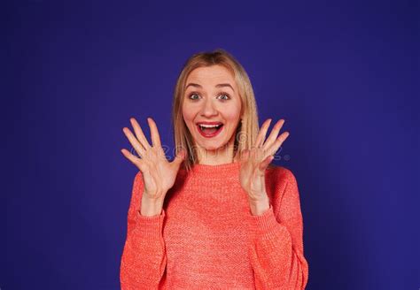 Blonde Smiley Wensend Iets Stock Afbeelding Image Of Meisje