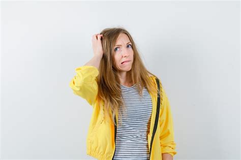 Junge Blonde Frau In Einer Gelben Jacke Kostenlose Foto