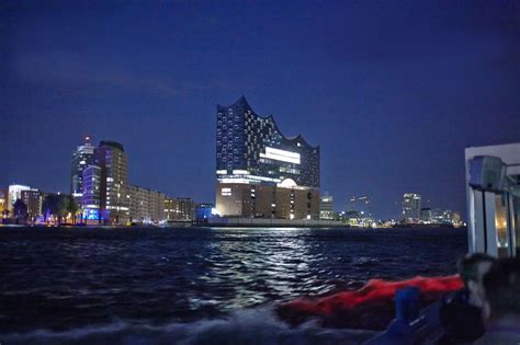 Lichterrundfahrt Bei Nacht Ber Den Hafen Hamburgs