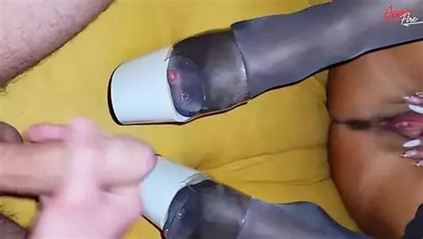 Milf Caliente en Medias Rojas Disfruta de la Perforación del Coño xHamster