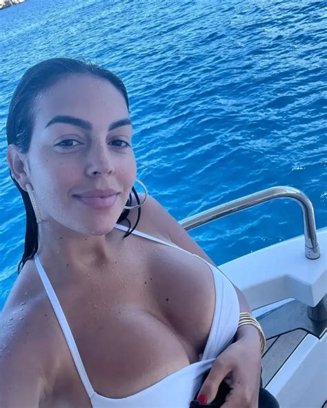 Georgina Rodríguez Jaw dropping Hot and Bold Photos
