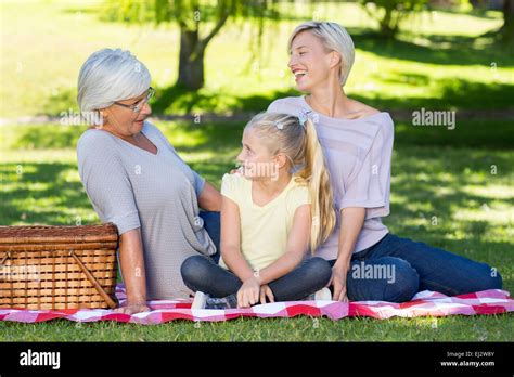 Happy blonde avec sa fille et la mère Photo Stock Alamy