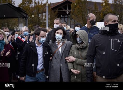 La gente se reúne en la escuela intermedia en Conflans Sainte Honorine