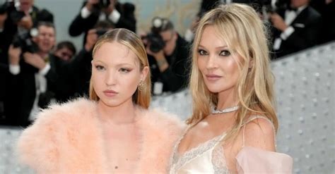Kate Moss dotter Lila visar upp sin strandstil i bikini under en glamorös sommarresa
