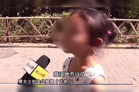 玩耍挡住奥迪女司机的路，5岁小女孩惨遭扇肿脸我就瞪了她一眼奥迪