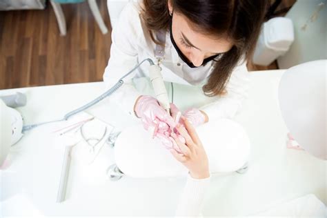 Salón de manicura y pedicura covid 19 y distancia social maestro en