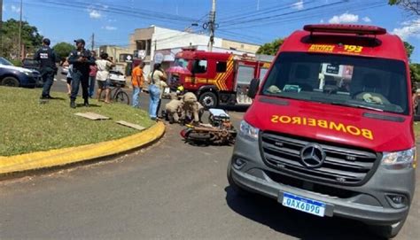 Motociclista é socorrido ferimentos após ser atingido por carro em