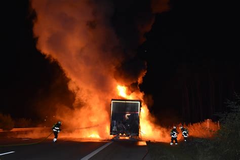 Lkw Brand In Der Nacht Auf A In H He Thee En Sperrung