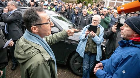 Nach Ausschreitungen in Biberach Cem Özdemir bei den Obstbauern