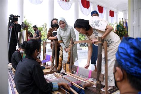 Iriana Jokowi Kenalkan Dan Berikan Kain Tenun Baduy Kepada Istri