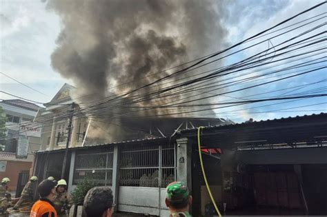 Diduga Kebocoran Gas Sebuah Rumah Bertingkat Di Pulo Mas Terbakar