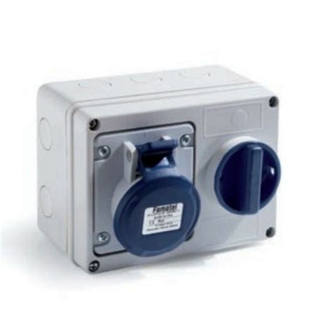 Famatel 32a 3 Pin 240v Ip44 Horizontal Switched Interlocked Socket